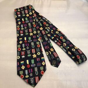#1223 VTG ALYNN SILK NOVELTY FATHER MEDALS NECKTIE  55x4